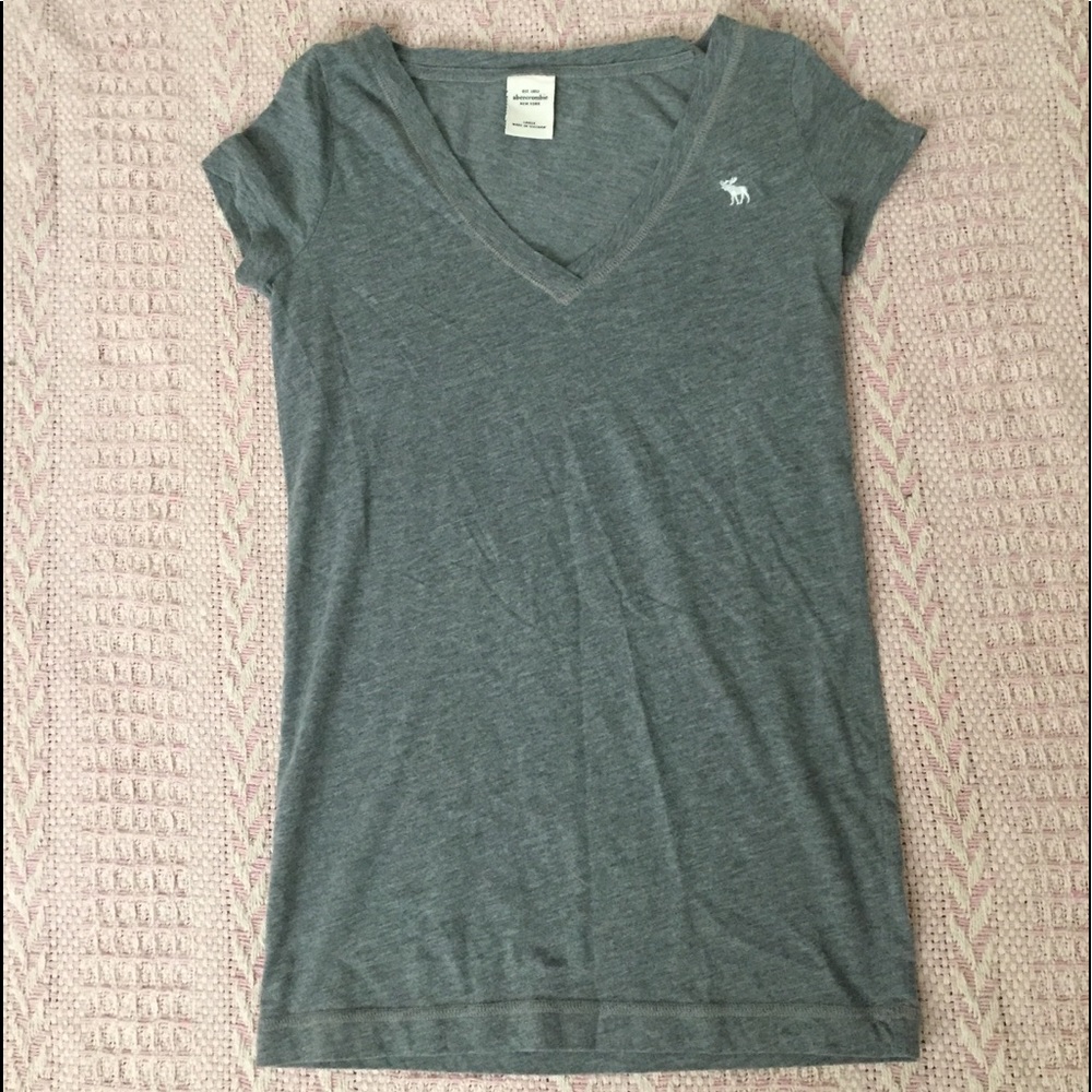 gray Abercrombie t-shirt